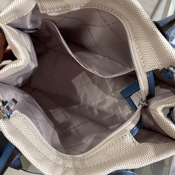 Michael Kors Mirella Small Shopper Top Zip Logo Crossbody XBODY Bag MK
Denim
NWT - Picture 11 of 16